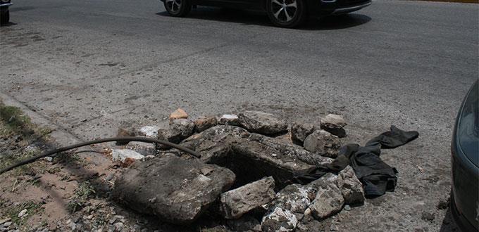 Proliferan registros sin tapa a media calle
