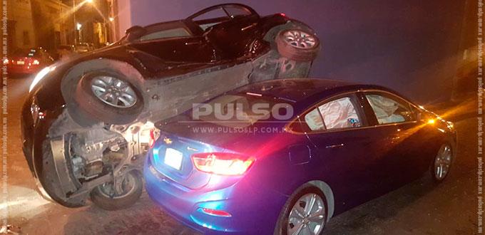 Impactan carros y uno acaba arriba del otro