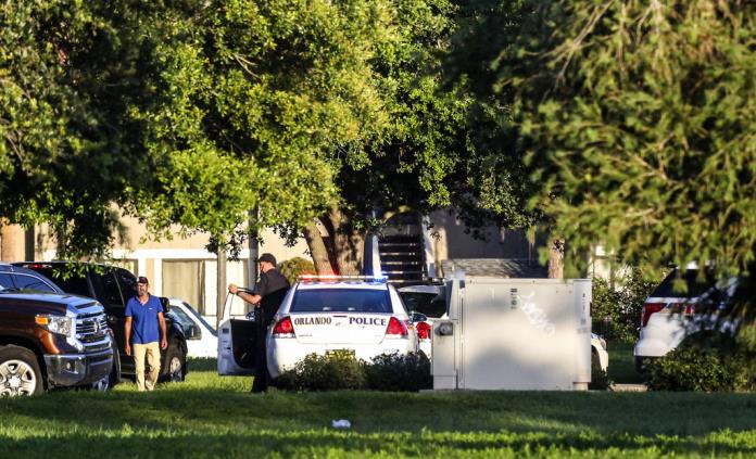 Hombre hiere a policía y se atrinchera con cuatro niños en Florida