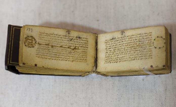 Israel exhibe Corán diminuto del siglo X