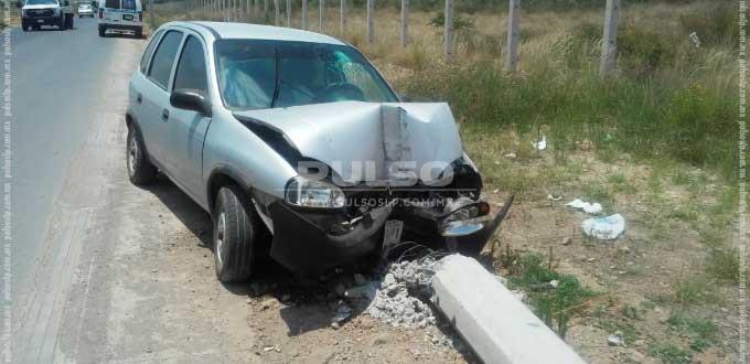 Fallece conductor al derribar un poste de concreto