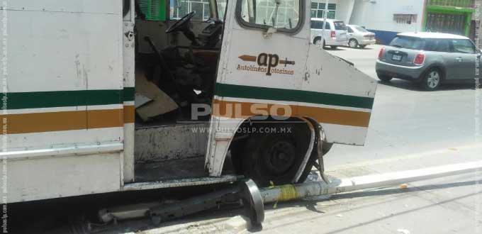 Camión choca contra vehículo y derriba un poste y una papelera en avenida Universidad