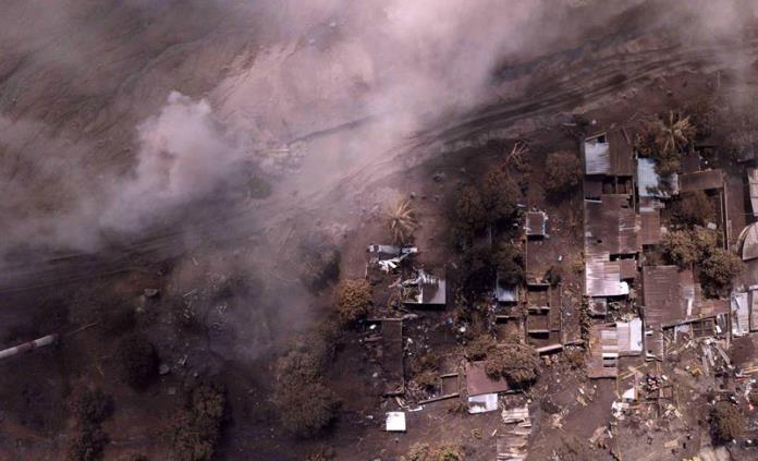 Desalojan a socorristas por nuevo flujo en Volcán de Fuego de Guatemala