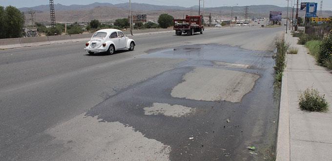 Fuga de aguas negras en el Periférico Sur, peligro para choferes