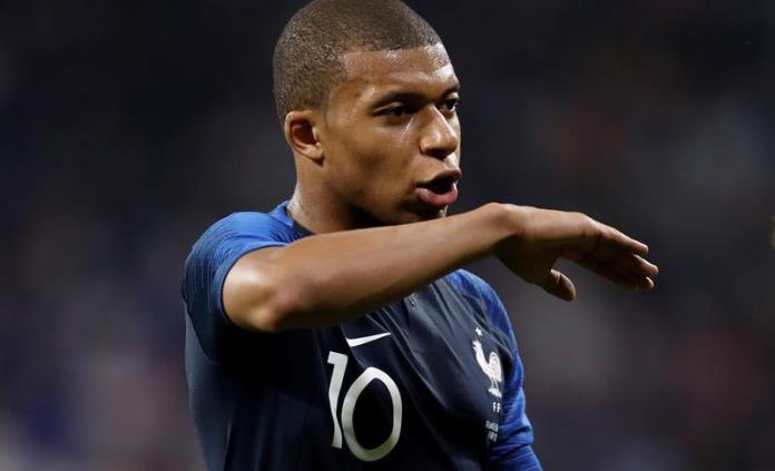 Mbappé sufre golpe y se retira de entrenamiento de selección francesa