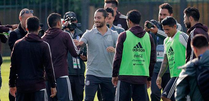 Maluma visita a la selección de México en su primer entrenamiento en Rusia