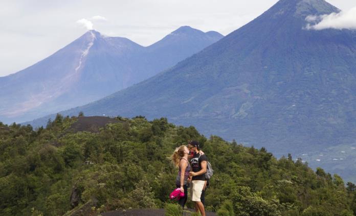 La vida con el monstruo: turismo en volcán de Guatemala