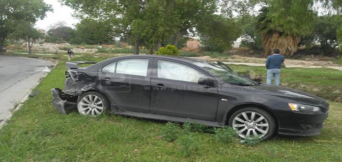Automovilista pierde el control y termina en el camellón central del Río Santiago