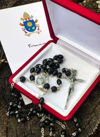 Vaticano aclara malentendido de presunto envío de rosario de Papa a Lula