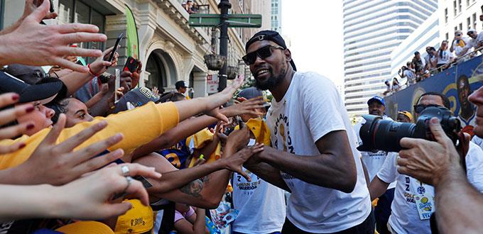 Oakland celebra una vez más a los campeones Warriors