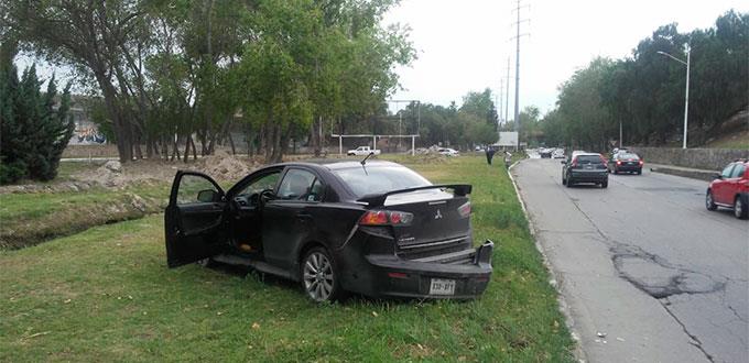 Carro trepa a zona verde en río Stgo.