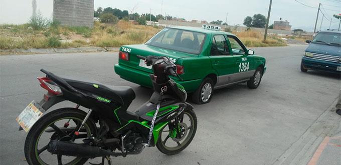 Dos golpeados, en choque de moto y taxi