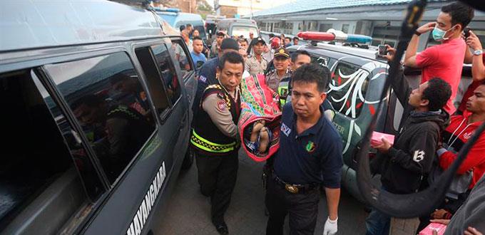 Mueren 13 personas al naufragar barco en Indonesia