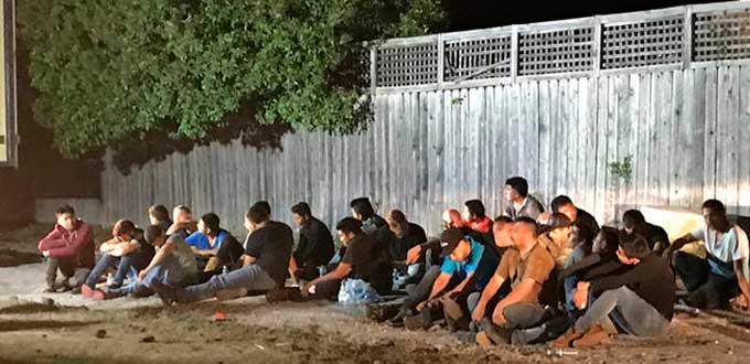 Hallan a 55 personas en un camión en Texas