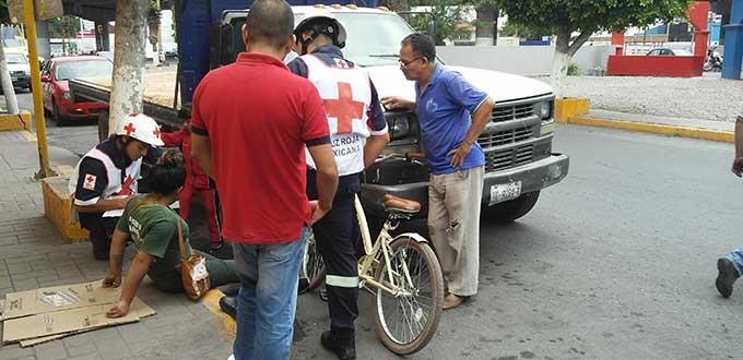 Camioneta arrolla a jovencita en bicicleta