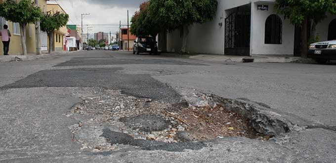 Piden arreglar bache poncha llantas de colonia Los Reyes