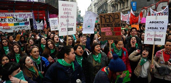Diputados argentinos aprueban ley para despenalizar el aborto y pasa a Senado