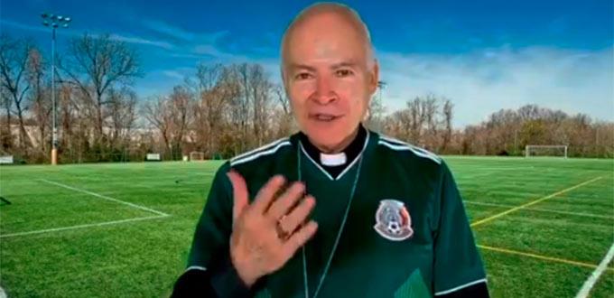 El cardenal se pone la verde para apoyar al Tri durante el Mundial