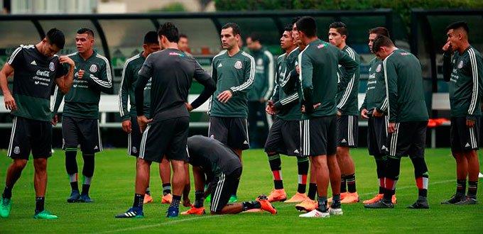 Desconcentrados y molestos en el Tricolor por retraso en llegada de familias