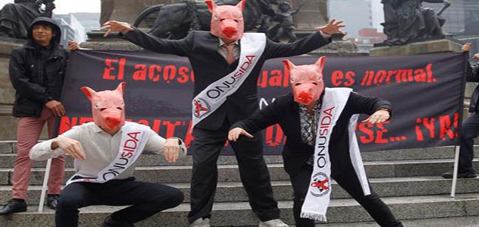 Activistas con máscaras de cerdo denuncian en México acoso sexual en ONUSIDA