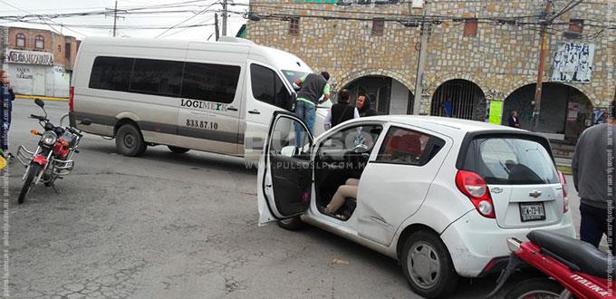 Fémina entra en crisis en accidente