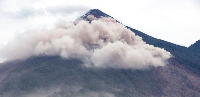 Volcán Fuego de Guatemala presenta siete explosiones por hora y avalanchas moderadas