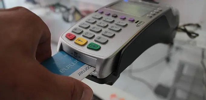 Usuarios y comerciantes se enfrentan por cobro ilegal de comisión al pagar con tarjeta