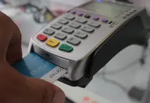 Profeco advierte: cobro extra por tarjeta es ilegal
