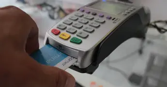 Consumidores pueden denunciar recargos en tarjetas con Profeco
