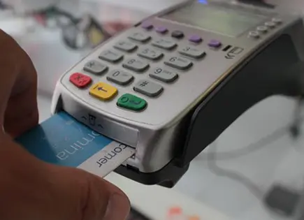 Usuarios y comerciantes se enfrentan por cobro ilegal de comisión al pagar con tarjeta
