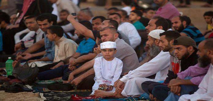 Palestinos rezan en Gaza cerca de la frontera con Israel al terminar el mes del Ramadán