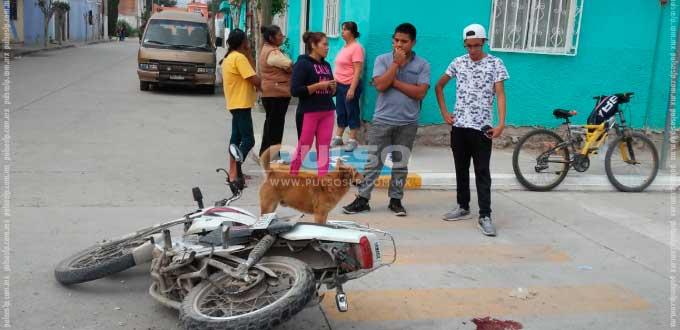 Camión de volteo arrolla a motociclista