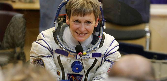 Se retira astronauta de la NASA con más tiempo en el espacio
