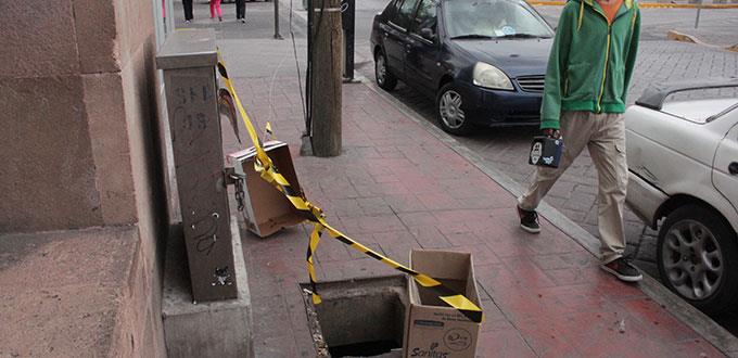 Registro sin tapa en Uresti, riesgo para transeúntes