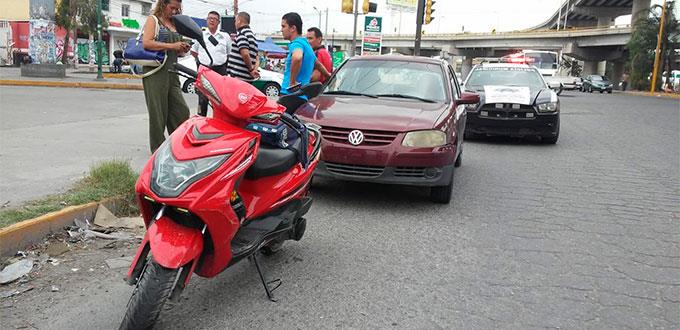 Con golpes leves, resulta motociclista en percance vial