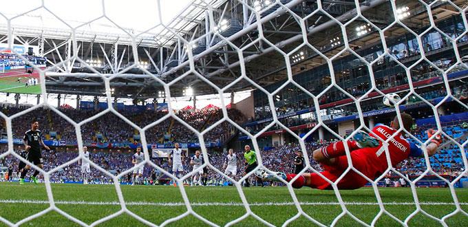 Portero-cineasta islandés estudia a Messi y le ataja penal