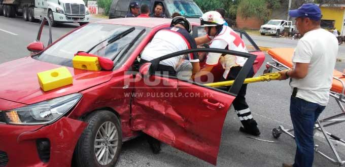 Un lesionado, saldo de fuerte choque en la carretera a Rioverde