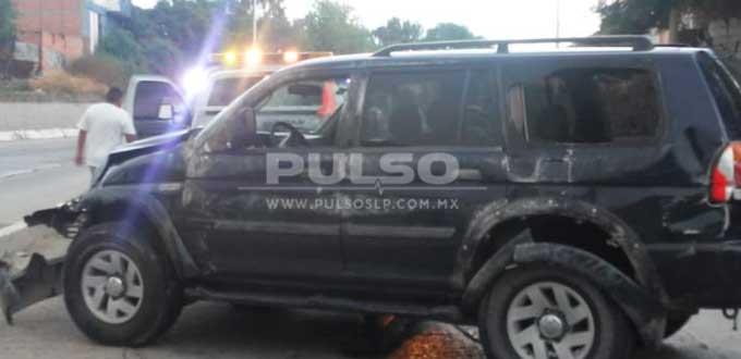 Camioneta choca contra muro y vuelca en el bulevar Río Santiago