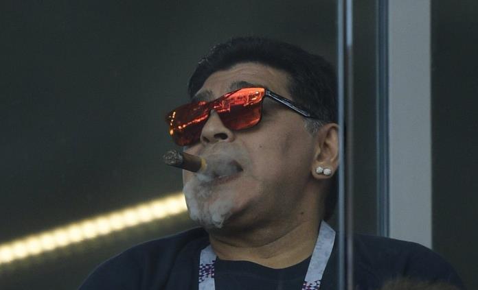 Maradona es captado fumando en el Argentina vs Islandia