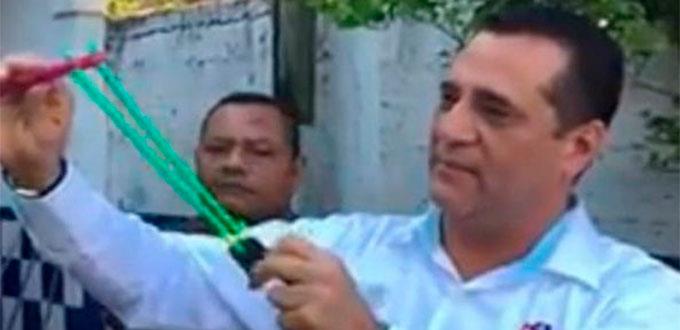 Desarman a municipales; alcalde les da resorteras