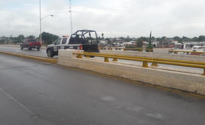 Rescatan a mujer que intentó arrojarse de un puente