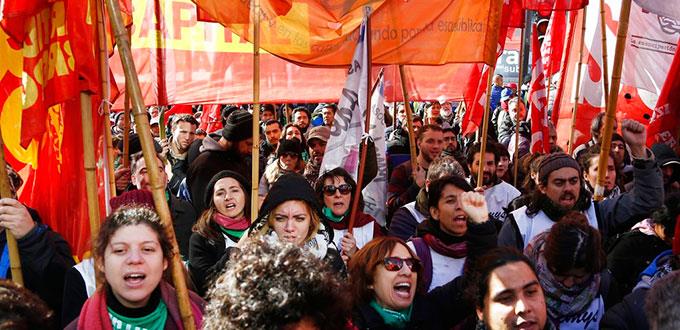 Sindicatos exigen a Macri corrección de rumbo con contundente huelga