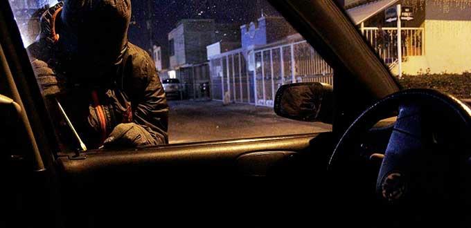 Capturan en flagrancia a dos involucrados en 18 robos de vehículo con violencia