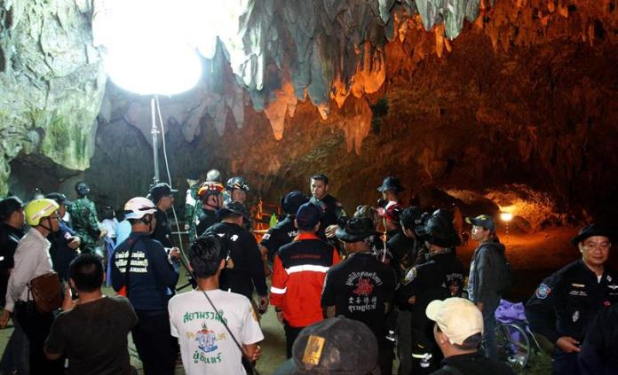 Desaparecen jugadores de club de futbol en Tailandia; realizan búsqueda en una cueva