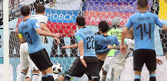 Uruguay somete 3-0 a Rusia y queda como líder
