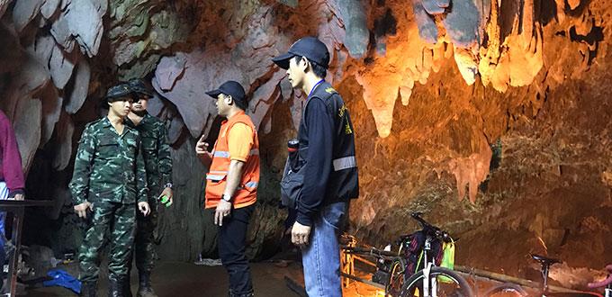 Continúa rescate de niños en una cueva