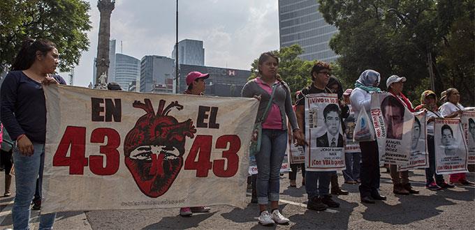 Marchan a 45 meses de caso Ayotzinapa