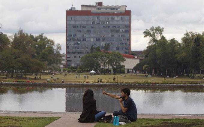 Jóvenes creen que los políticos son deshonestos, según encuesta de la UNAM