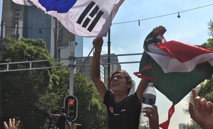Mexicanos festejan en las afueras de la Embajada de Corea