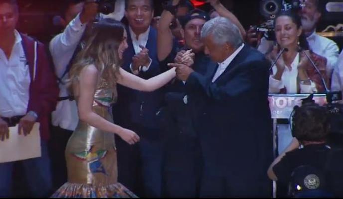 Belinda ameniza el AMLOFest; invita al país de la utopía